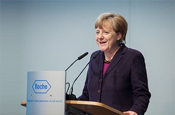 Bundeskanzlerin Angela Merkel spricht am Rednerpult faircom futura