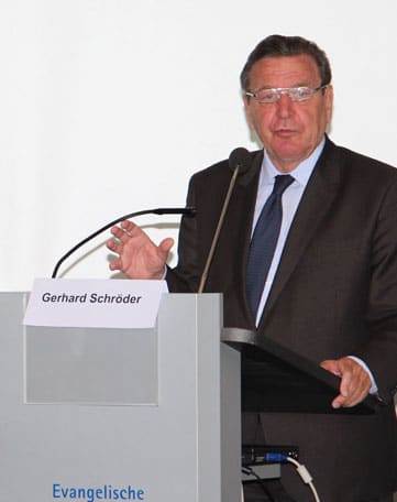 Gerhard Schröder am Rednerpult faircom moto