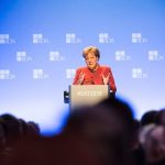 Bundeskanzlerin Merkel am Rednerpult faircom moto